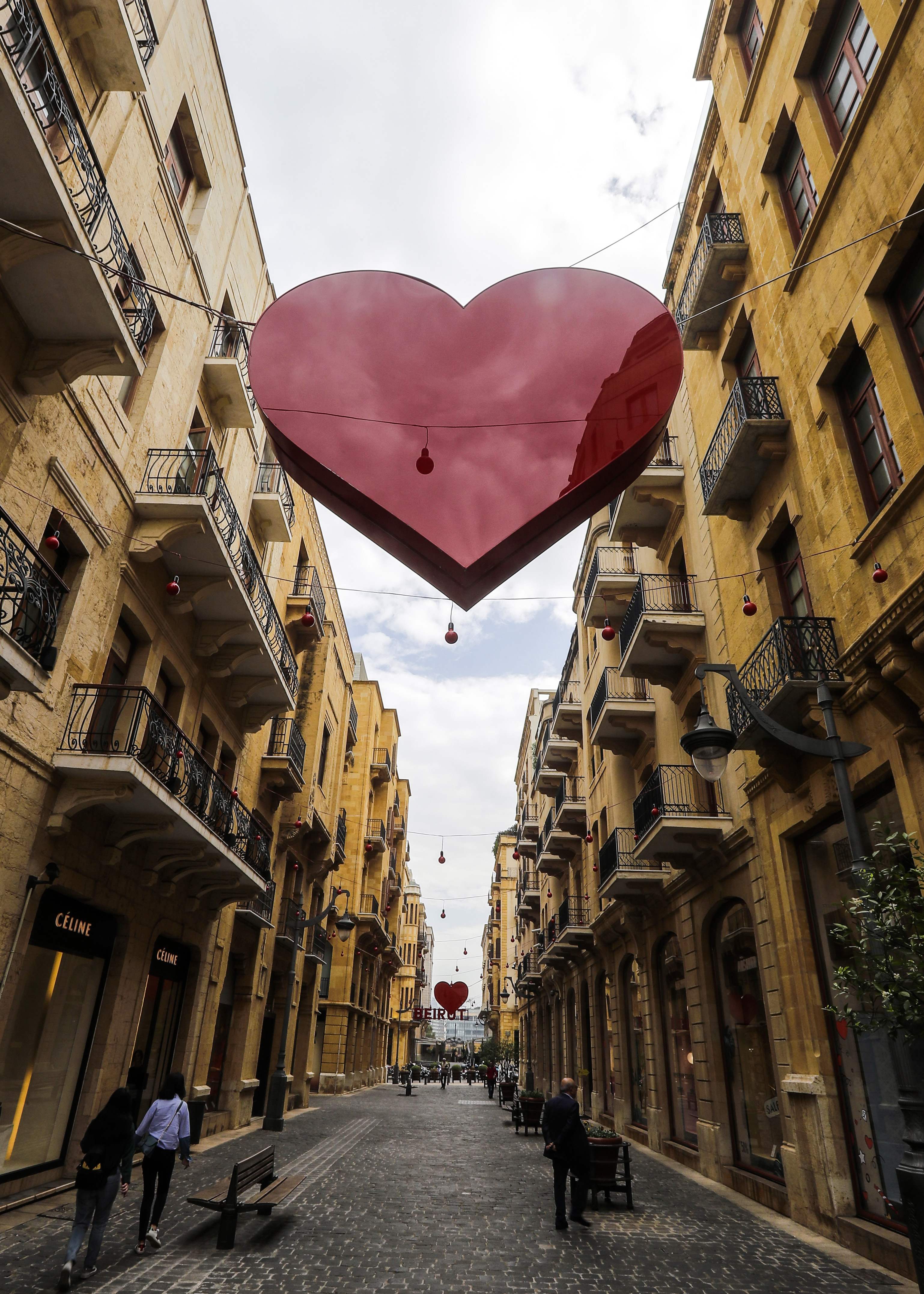 مواطنون يدشنون قلوب حمراء فى شوارع لبنان