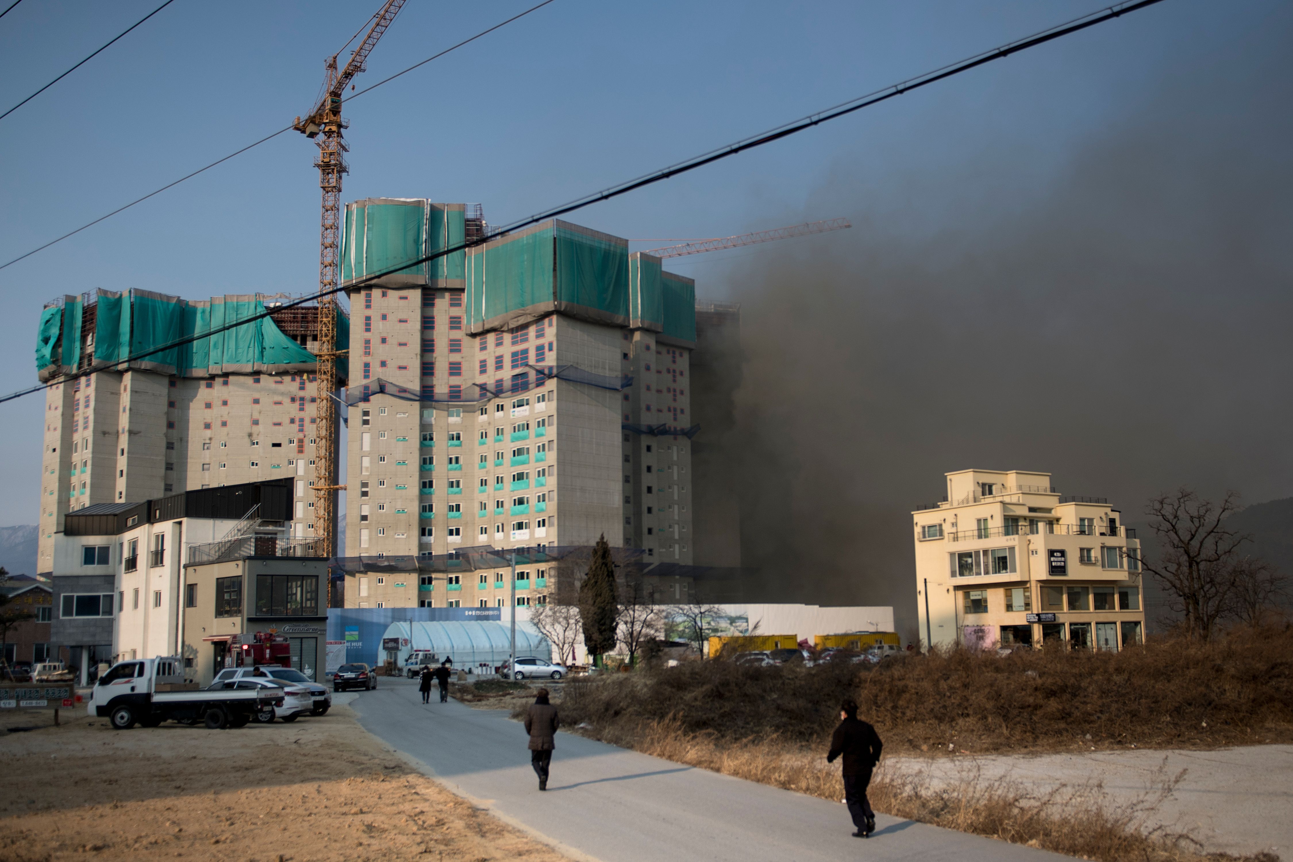 جانب من حريق قرب مركز للهوكى قبل انطلاق دورة الألعاب الأولمبية بكوريا الجنوبية