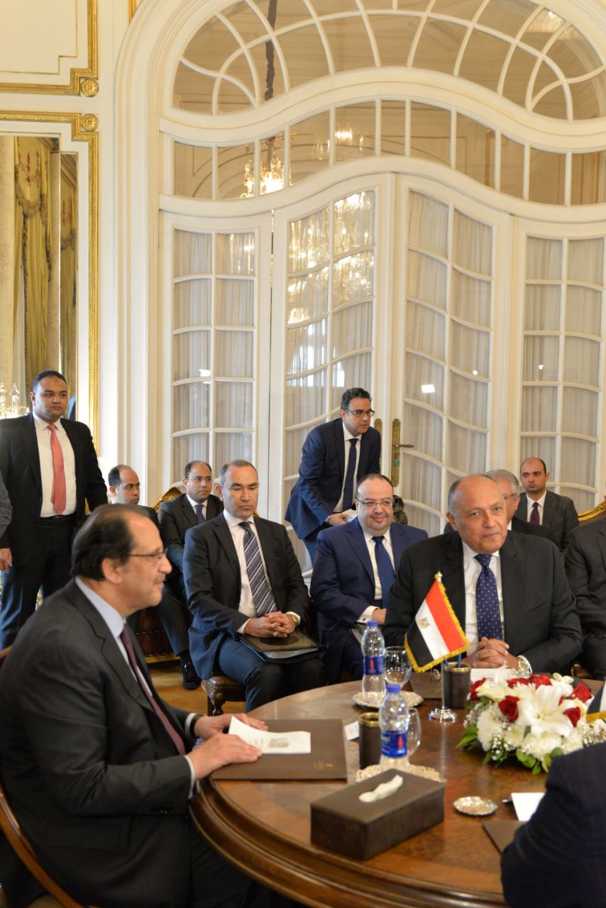 اللواء عباس كامل ووزير الخارجية خلال الاجتماع