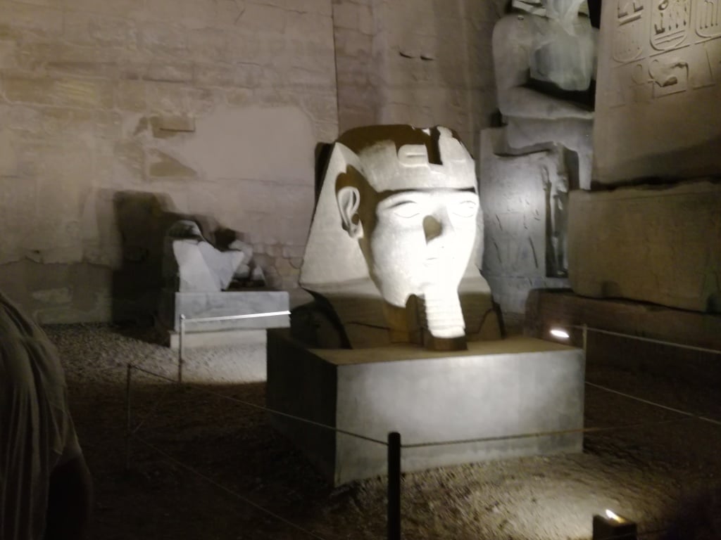 رأس تمثال الملك رمسيس الثاني الجديد داخل معبد الأقصر