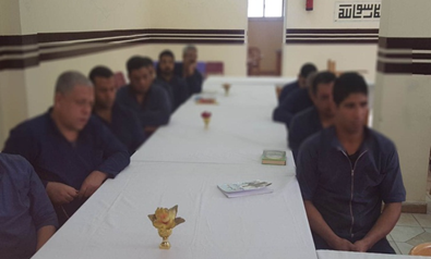 سجناء يستمعون للدروس الدينية