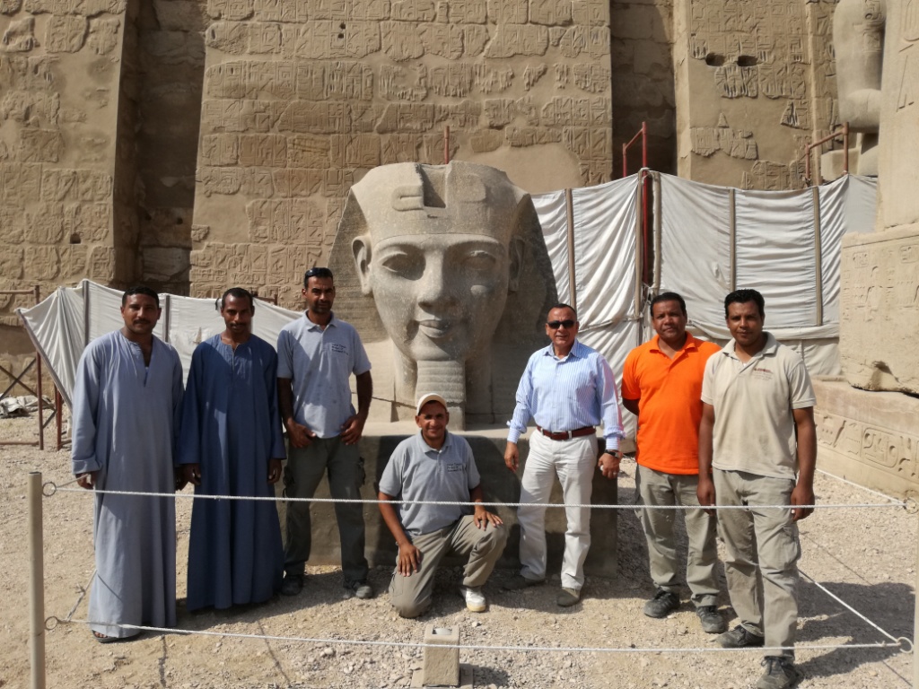 فريق العمل برفقة رئيس البعثة المصرية امام رأس التمثال