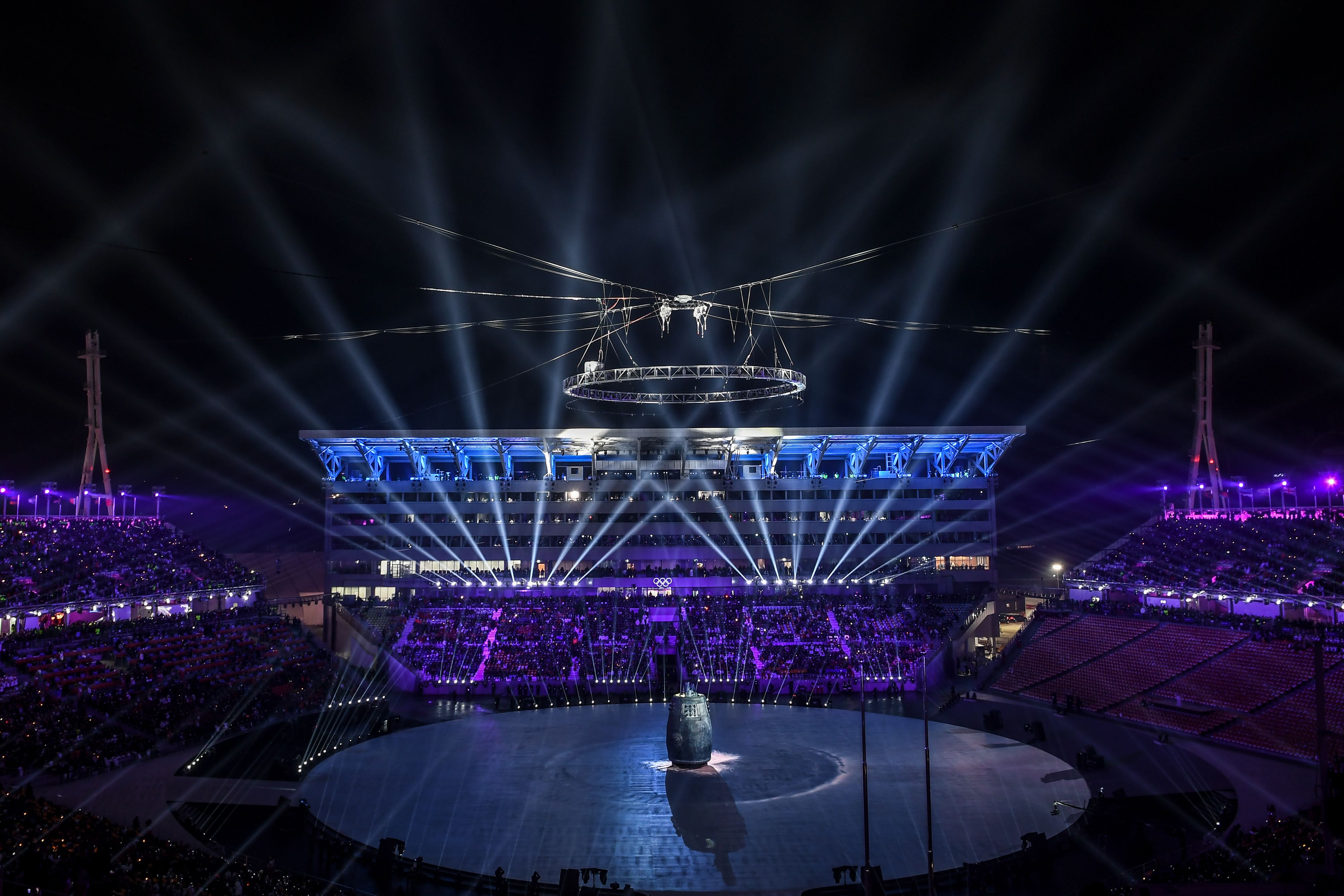 عروض ضوئية خلال افتتاح الأولمبياد