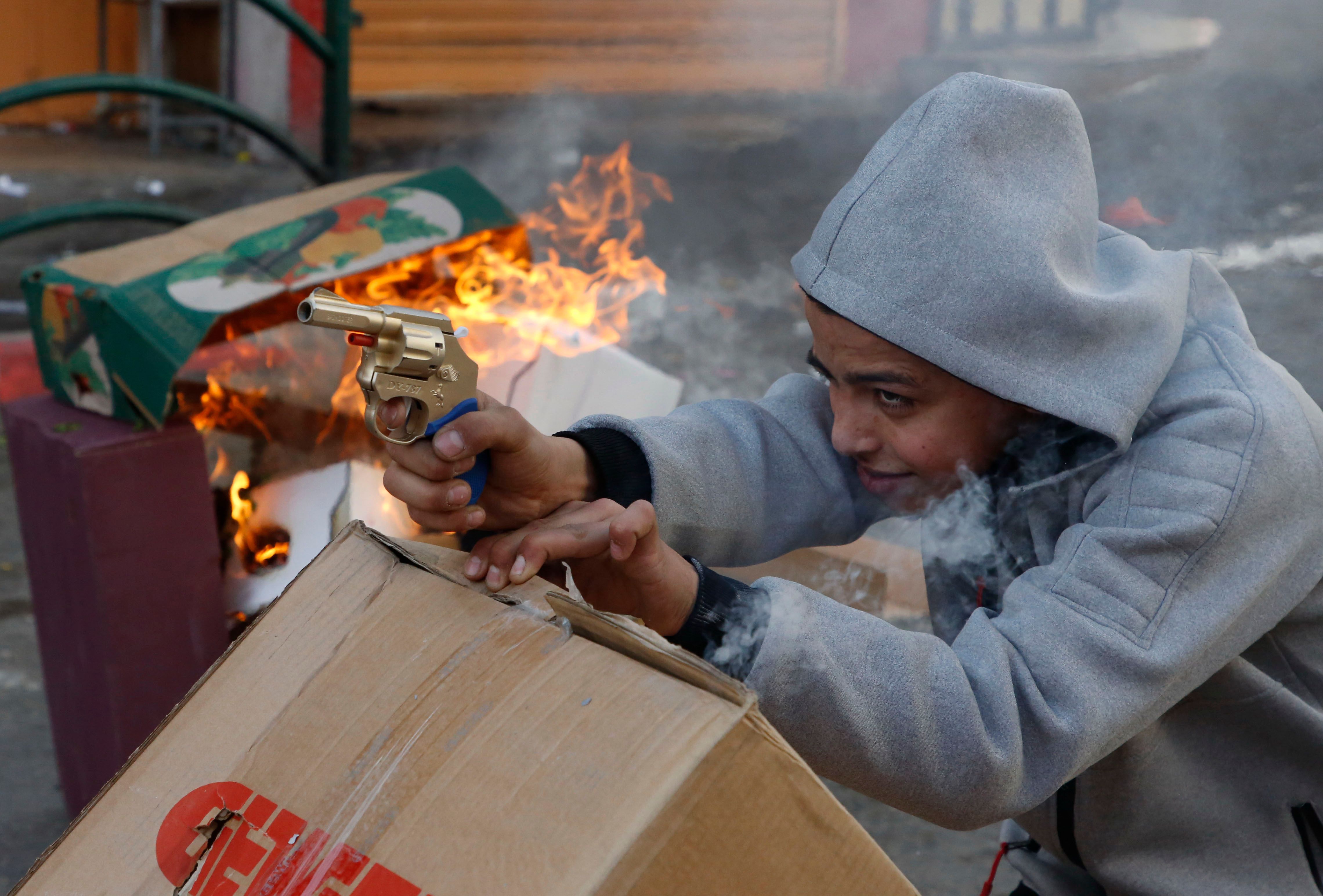 الطفل الفلسطينى ممسكا بمسدسه البلاستيك