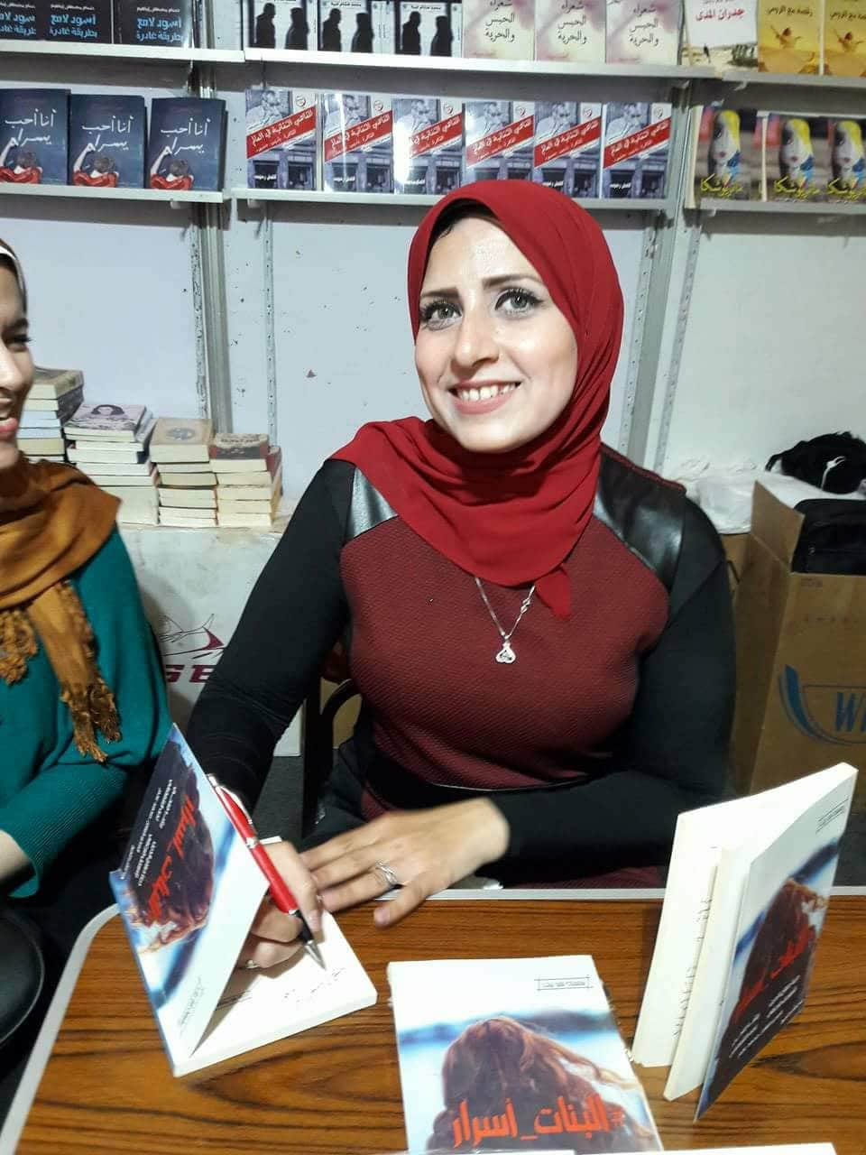 رشا فتحى توقع كتاب البنات أسرار بمعرض القاهرة للكتاب (5)