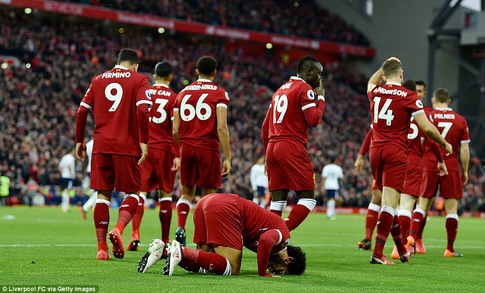 محمد صلاح يحتفل وسط نجوم ليفربول