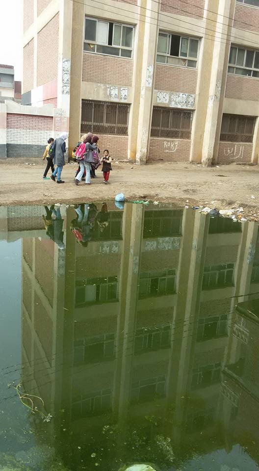             مياه صرف صحي داخل مدرسة