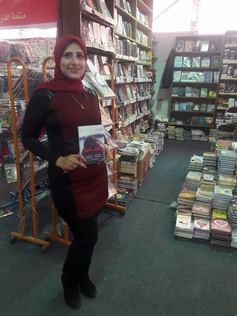 رشا فتحى توقع كتاب البنات أسرار بمعرض القاهرة للكتاب (2)