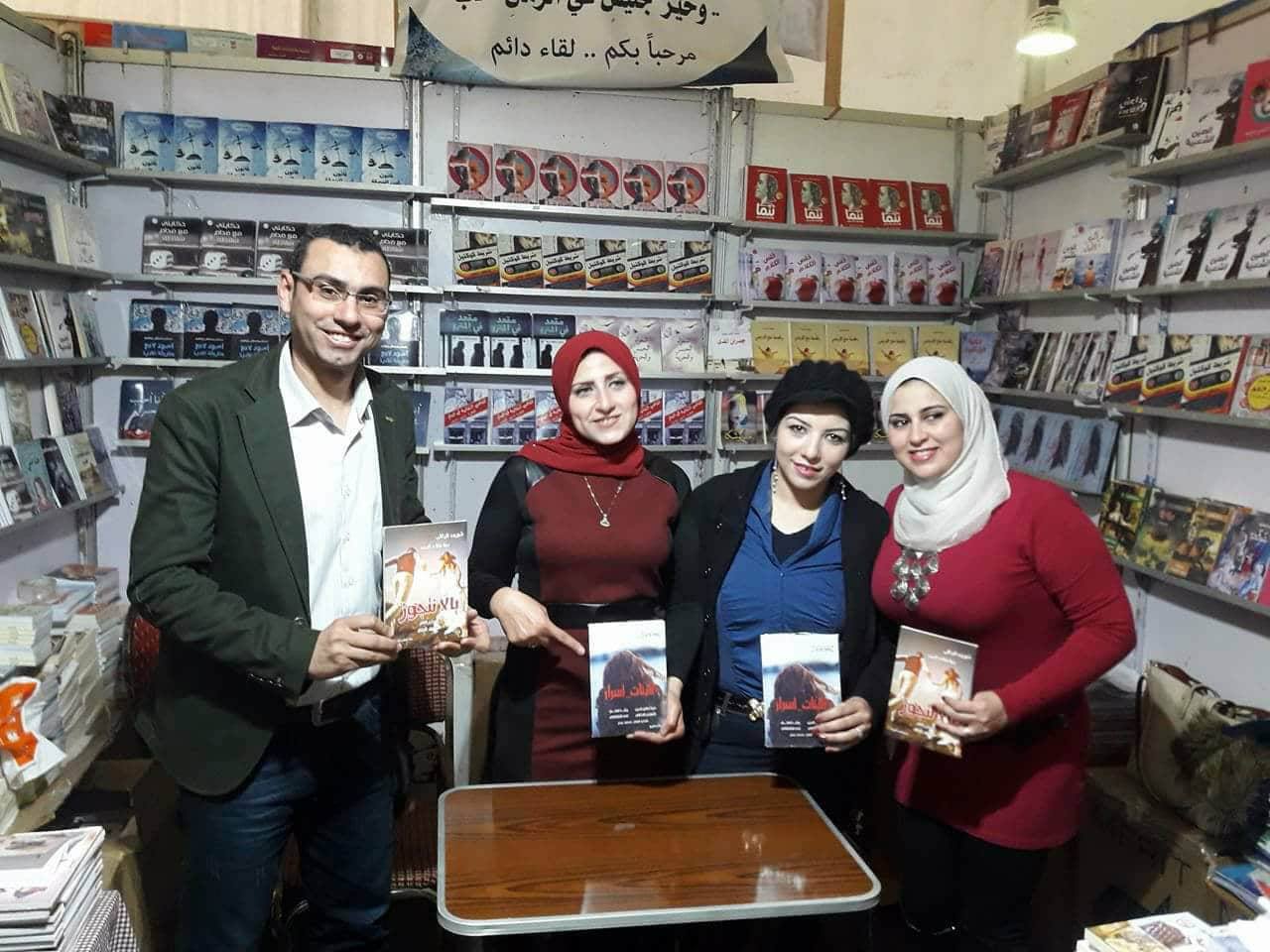 رشا فتحى توقع كتاب البنات أسرار بمعرض القاهرة للكتاب (8)