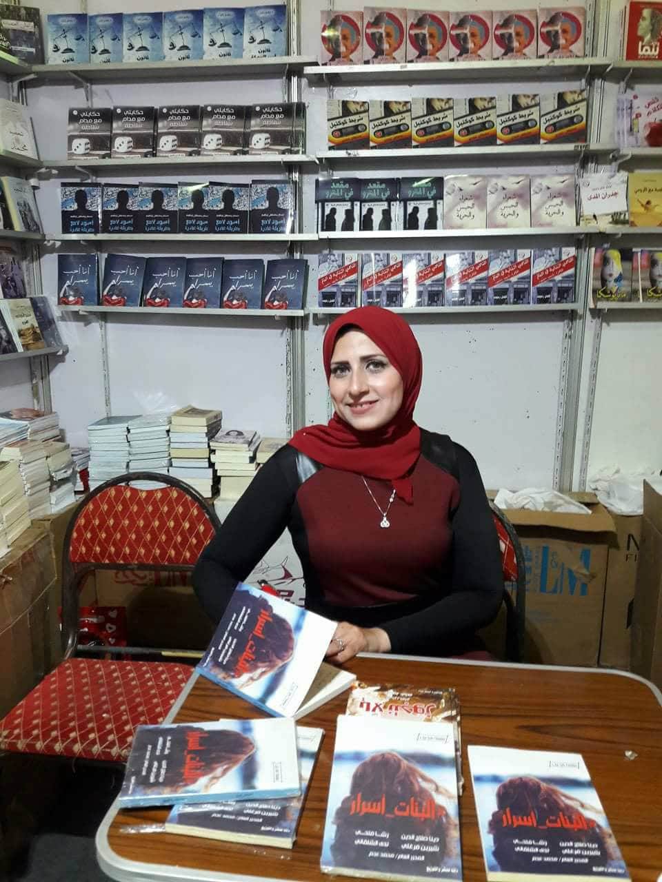 رشا فتحى توقع كتاب البنات أسرار بمعرض القاهرة للكتاب (7)
