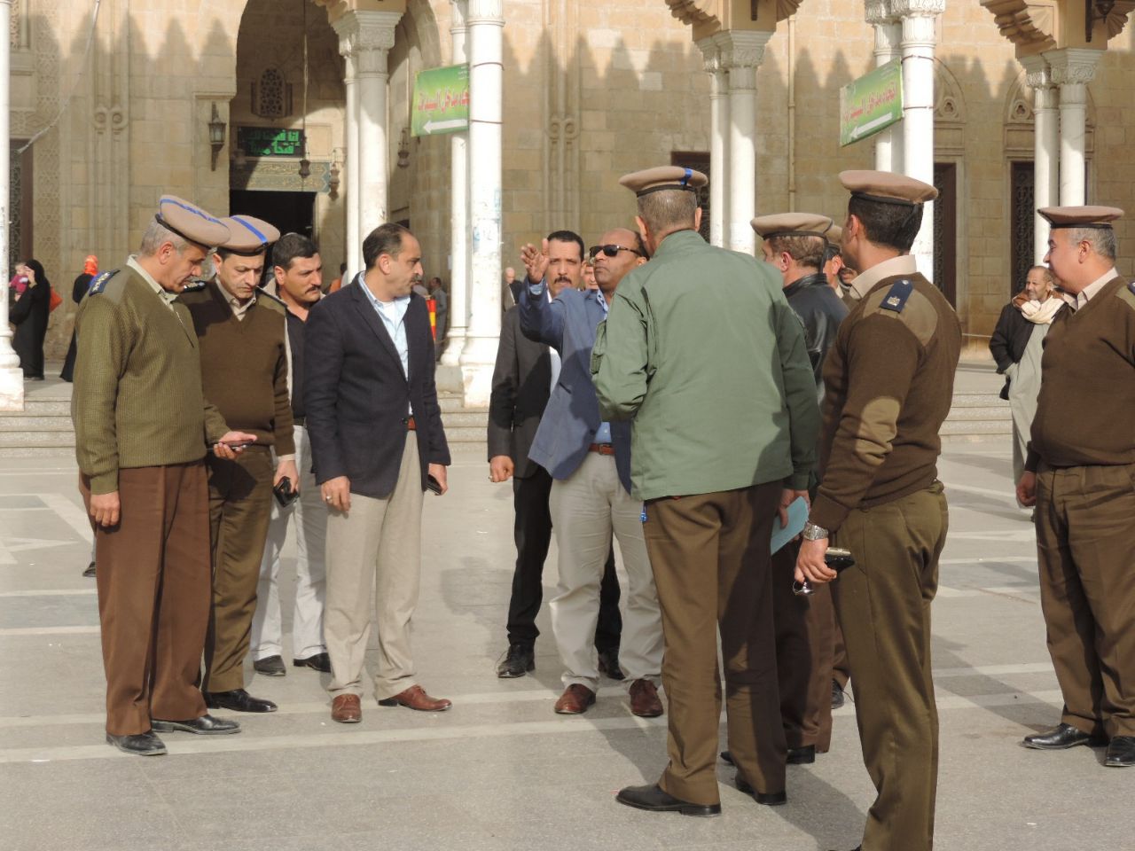 مدير أمن الغربية يتفقد خدمات تأمين المسجد الاحمدى بطنطا (4)