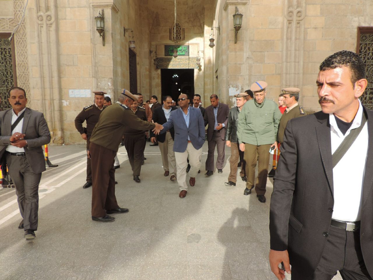 مدير أمن الغربية يتفقد خدمات تأمين المسجد الاحمدى بطنطا (2)