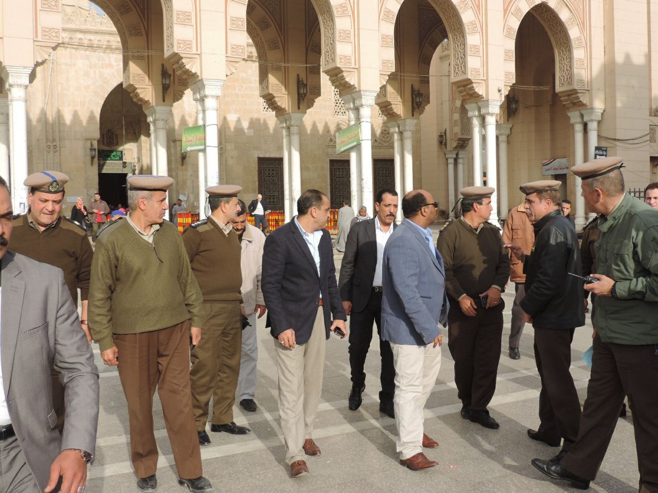 مدير أمن الغربية يتفقد خدمات تأمين المسجد الاحمدى بطنطا (5)
