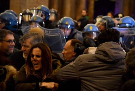جانب من مواجهات بين الشرطة الإيطالية ومحتجين