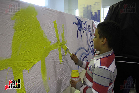 رئيسا قطاع الفنون التشكيلية وهيئة الكتاب يرسمان مع الأطفال بمعرض القاهرة (1)