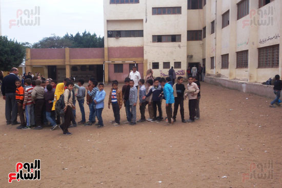 الطلاب-بالمدرسة--(2)