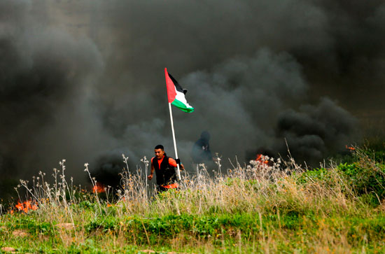  العلم الفلسطينى خلال المواجهات 