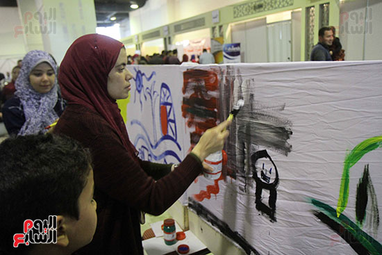 رئيسا قطاع الفنون التشكيلية وهيئة الكتاب يرسمان مع الأطفال بمعرض القاهرة (3)