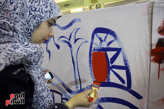 رئيسا قطاع الفنون التشكيلية وهيئة الكتاب يرسمان مع الأطفال بمعرض القاهرة (2)