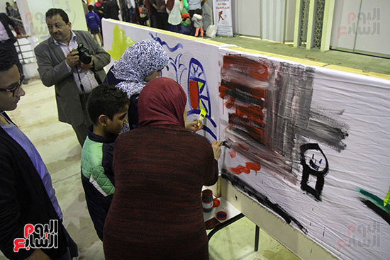 رئيسا قطاع الفنون التشكيلية وهيئة الكتاب يرسمان مع الأطفال بمعرض القاهرة (4)