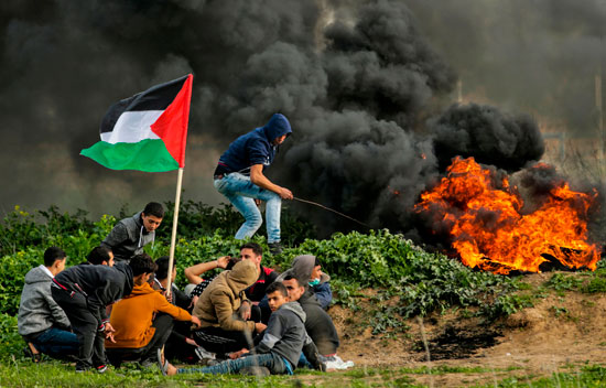  الشبان الفلسطينيين يرفعون العلم 
