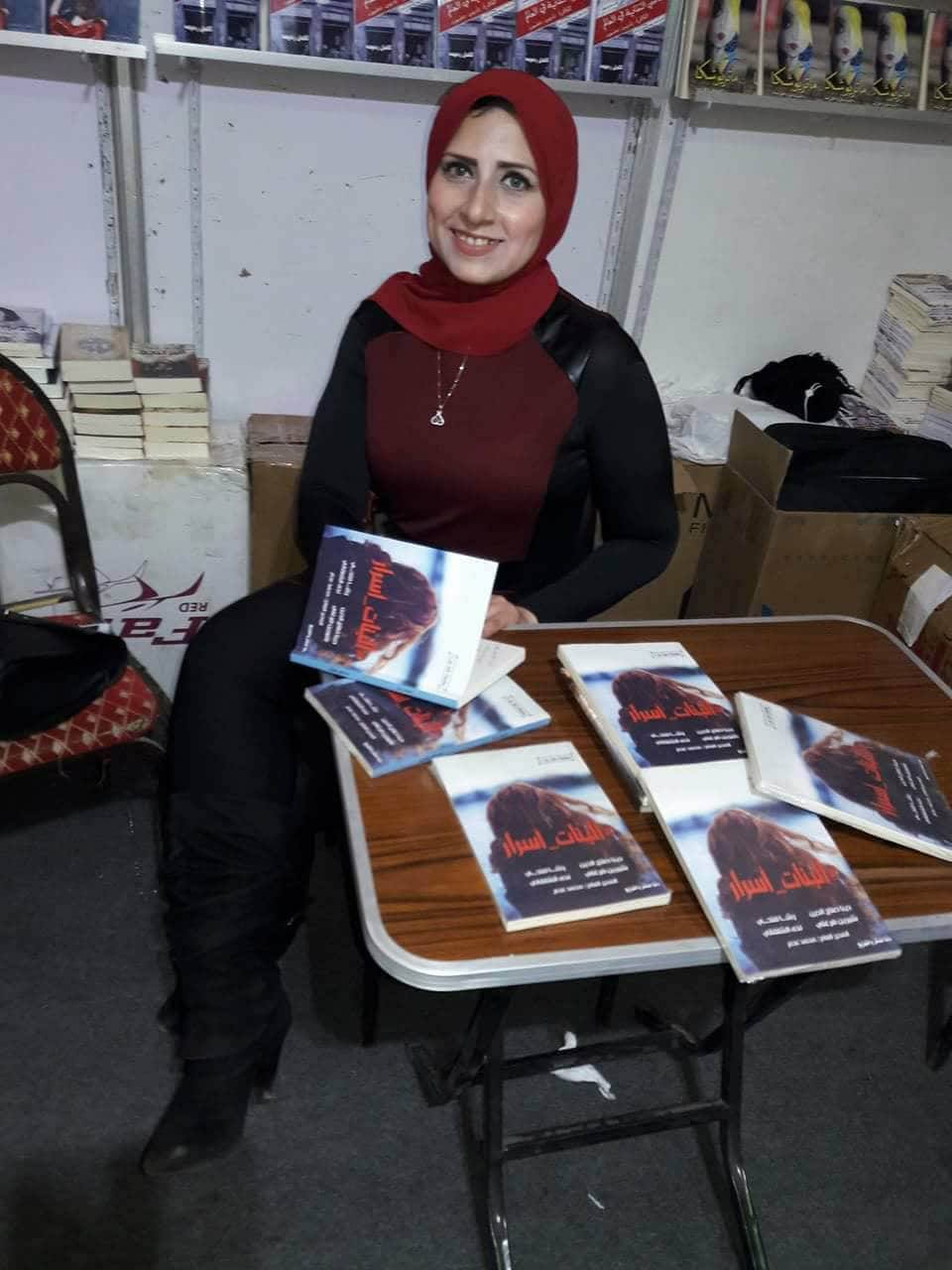 رشا فتحى توقع كتاب البنات أسرار بمعرض القاهرة للكتاب (1)