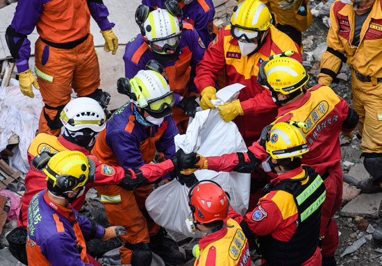 قوات-الإنقاذ-التايوانية-تنتشل-أحد-ضحايا-الزلزال