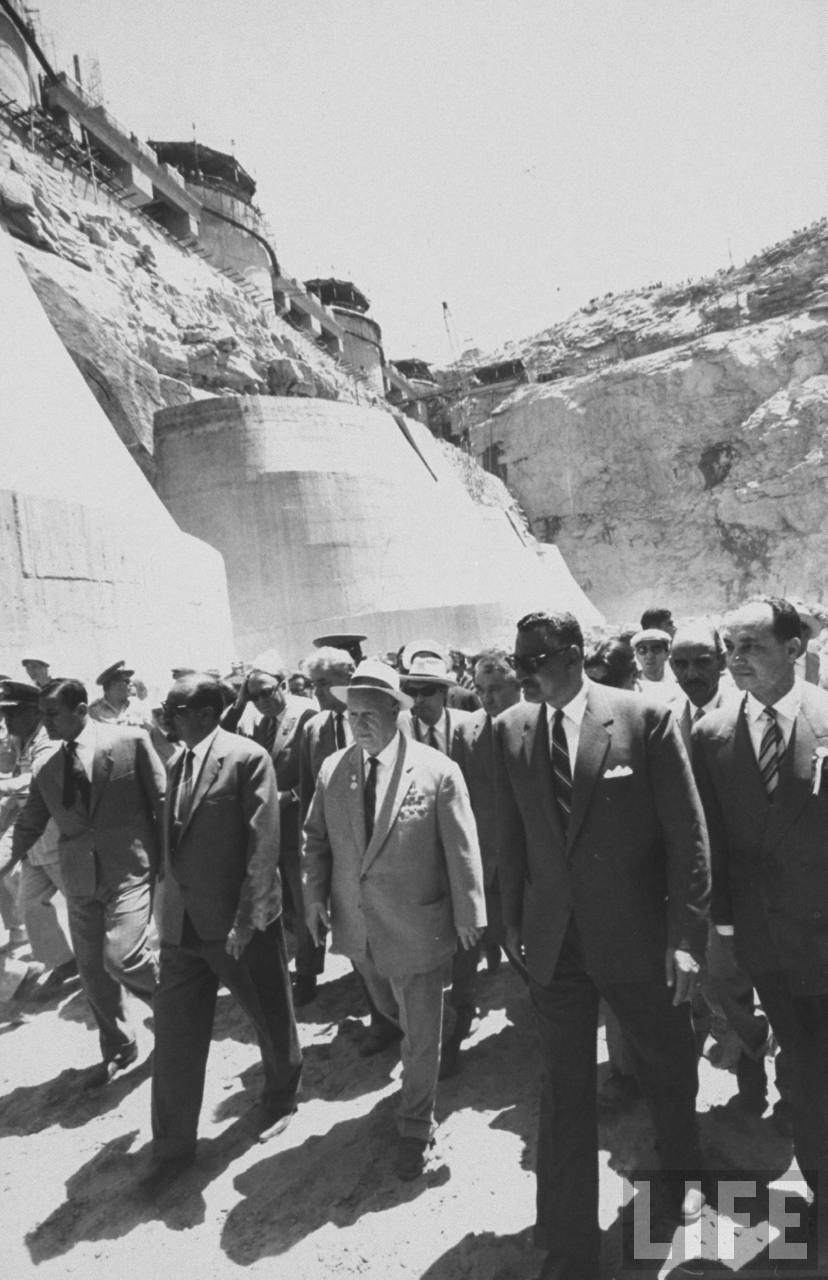 عبد الناصر والخبراء الروس فى موقع بناء السد العالى