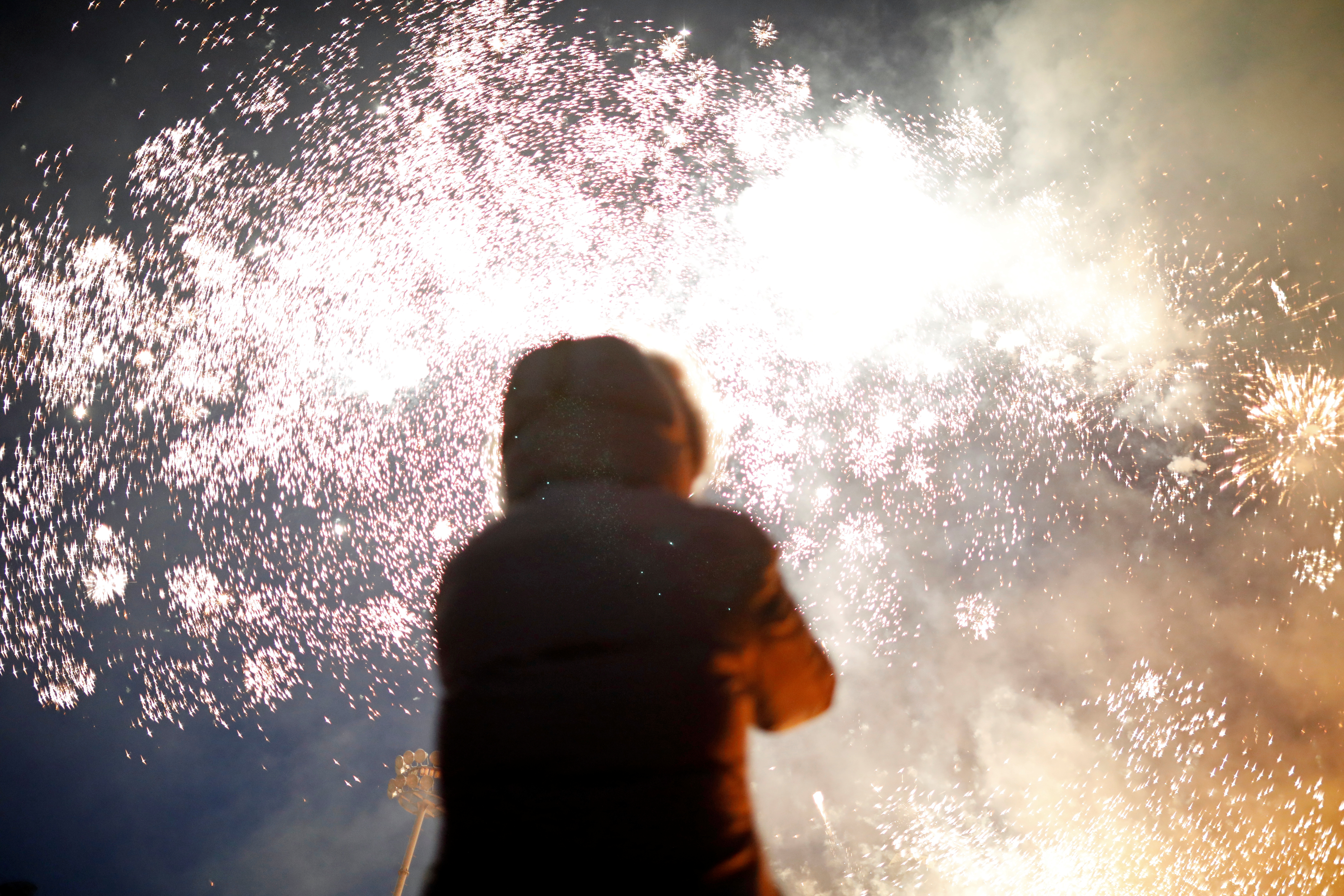 الكوريون يشعلون النار للاحتفال بالعام القمرى الجديد