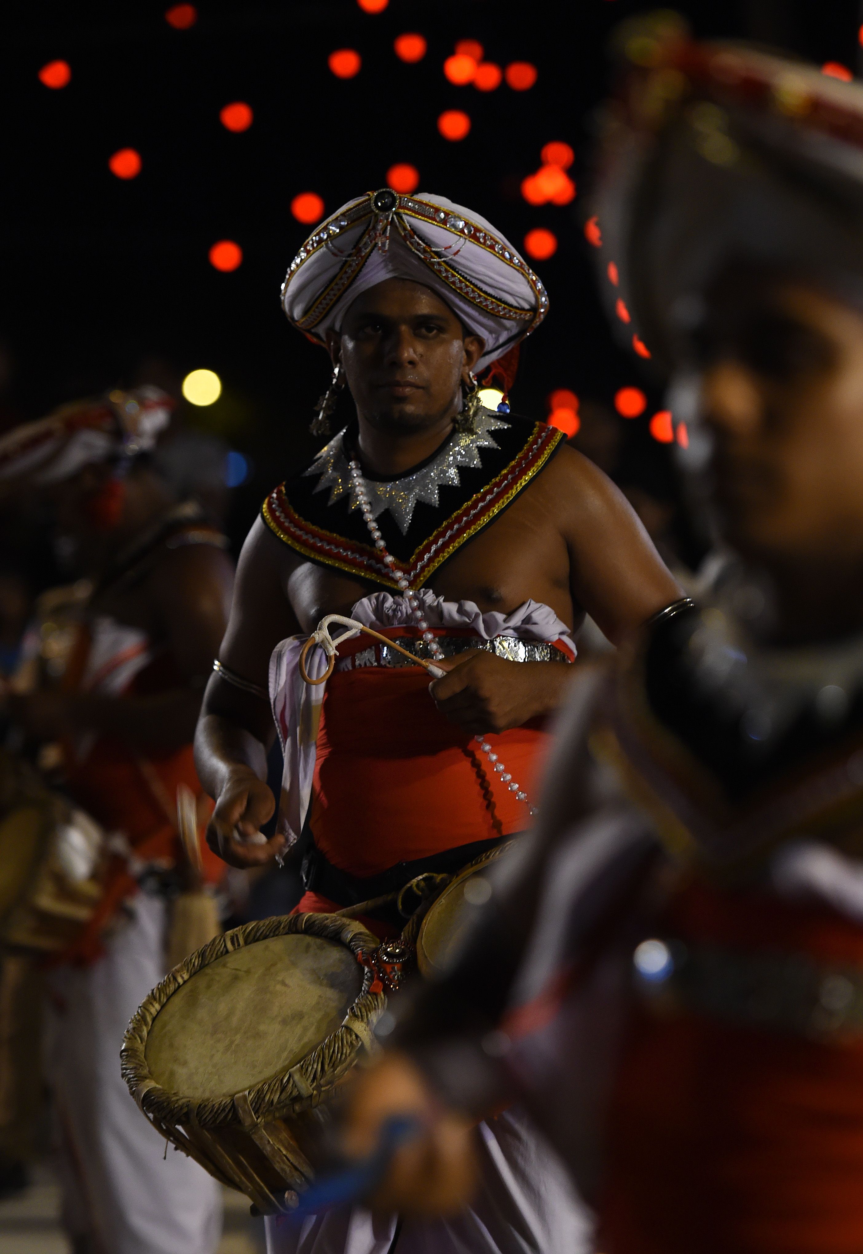 رجل يشارك في مهرجان سيريلانكا