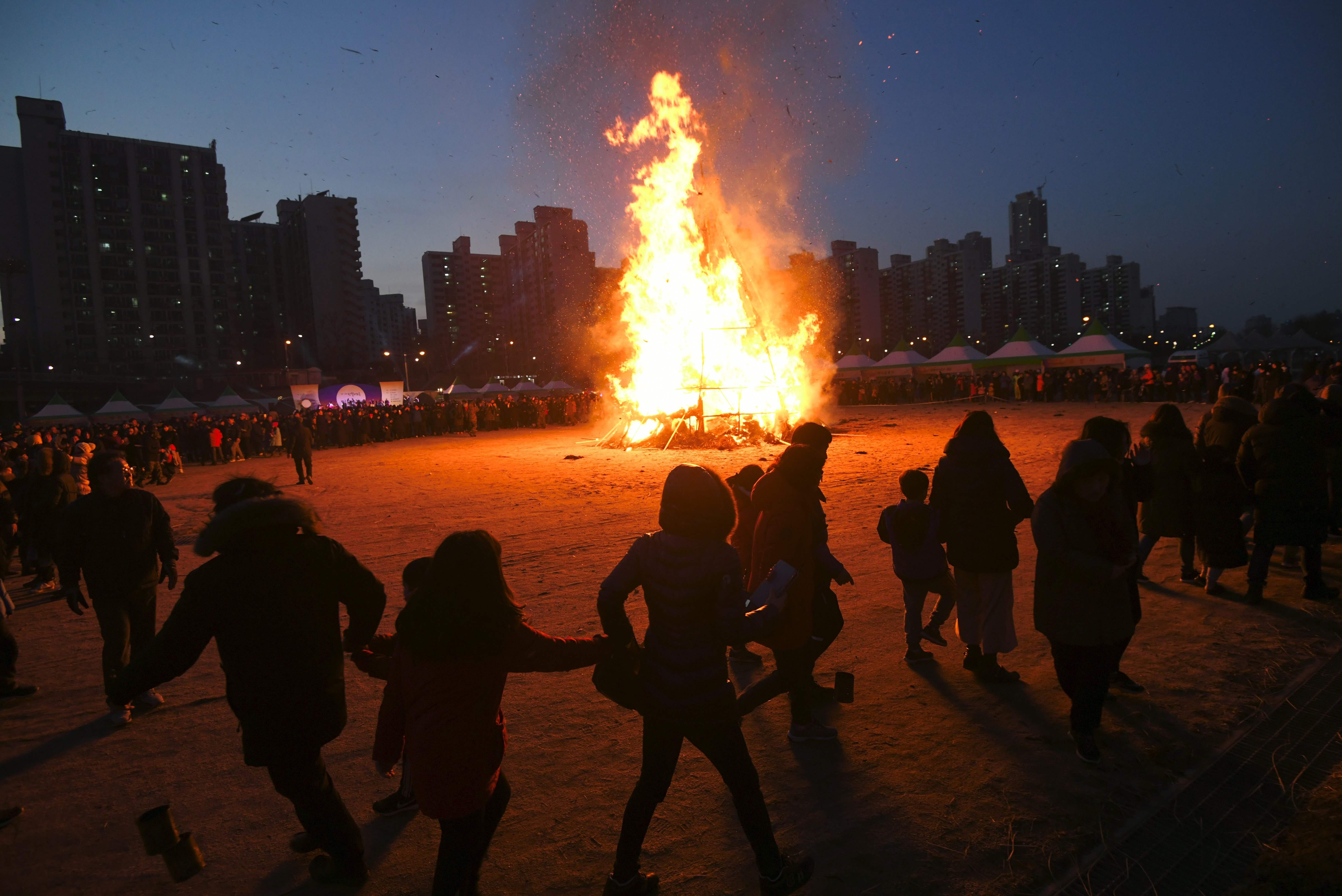 الكوريون يشعلون النار للاحتفال بالعام القمرى الجديد