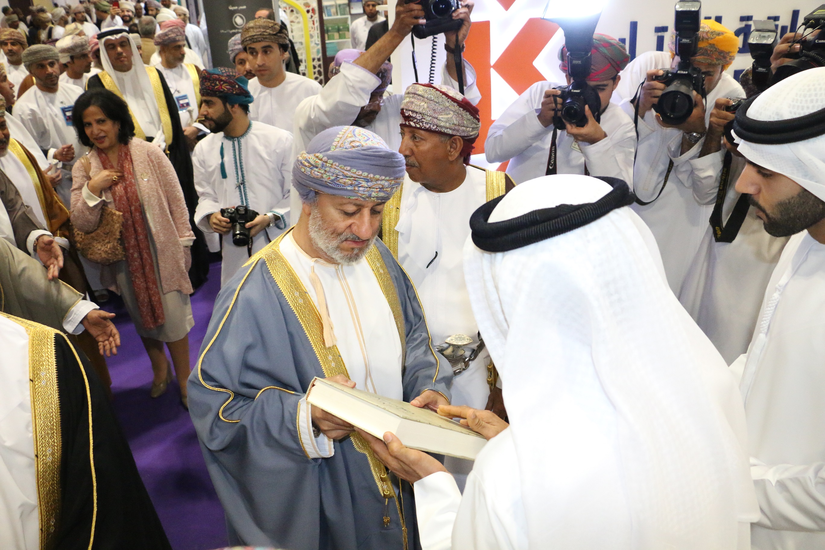 زيارة محمد بن سلطان البوسعيدى وزير الدولة ومحافظ ظفار فى عمان إلى جناح هيئة الشارقة للكتاب