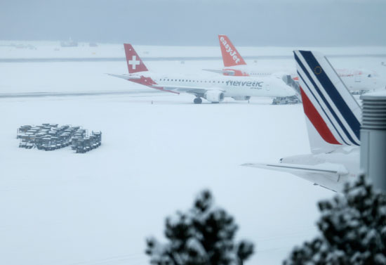 الثلوج والطقس المتجمد تعيق حركة السفر فى مطار كوينترين