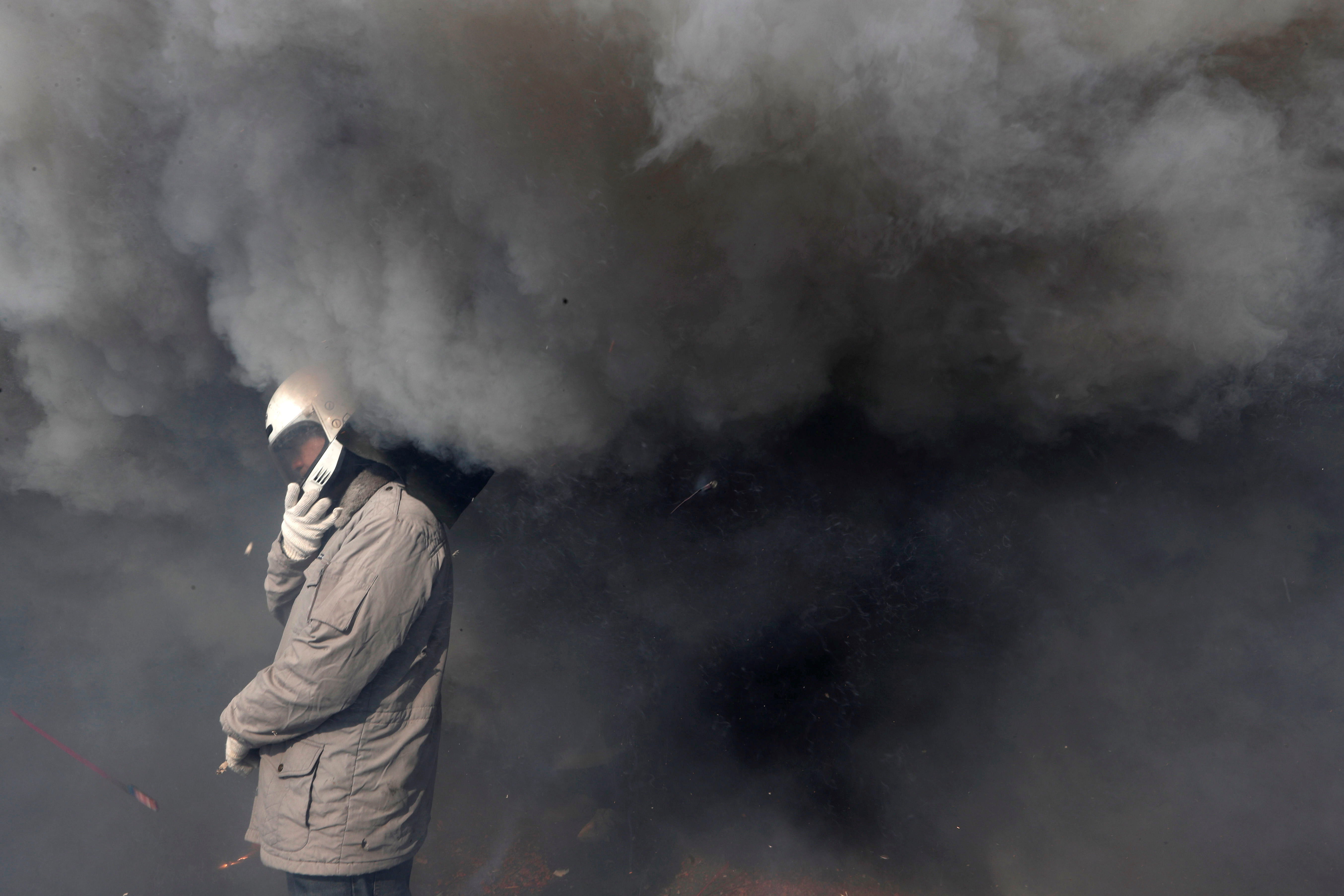 أدخنة متصاعدة من اطلاق الألعاب النارية