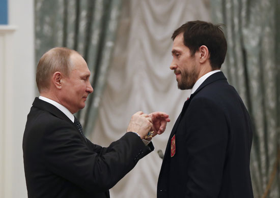 الرئيس الروسى يقلد الرياضيين وساما حكوميا