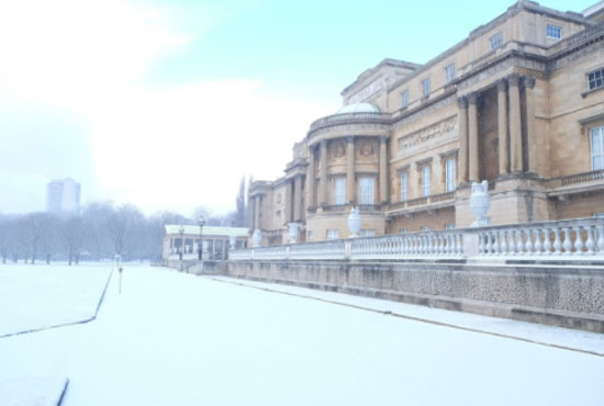 قصر بكنجهام مغطى بالثلوج