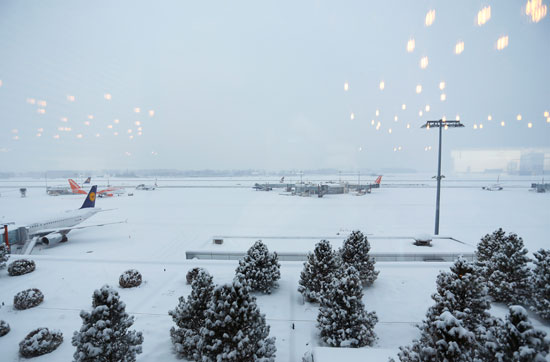 استمرار تساقط الثلوج فى مطار كوينترين