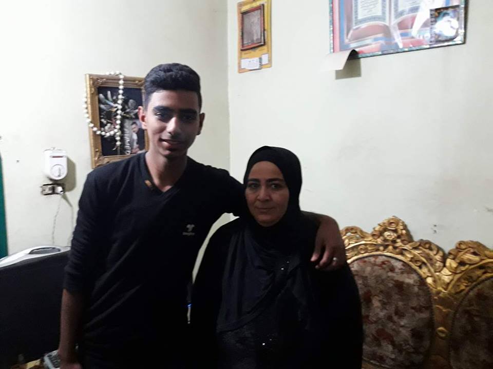 المخترع الطالب أحمد عبد السلام مع والدته داعمه الأول