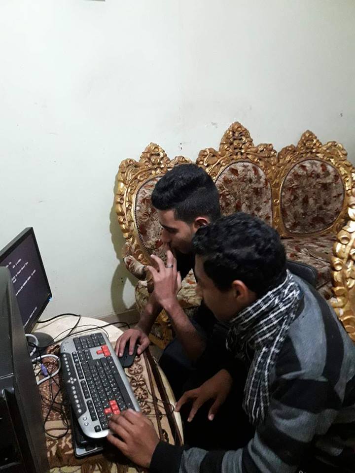 احمد عبد السلام ومحمد ناصر أمام جهاز الكمبيوتر يتابعان ابتكارهما