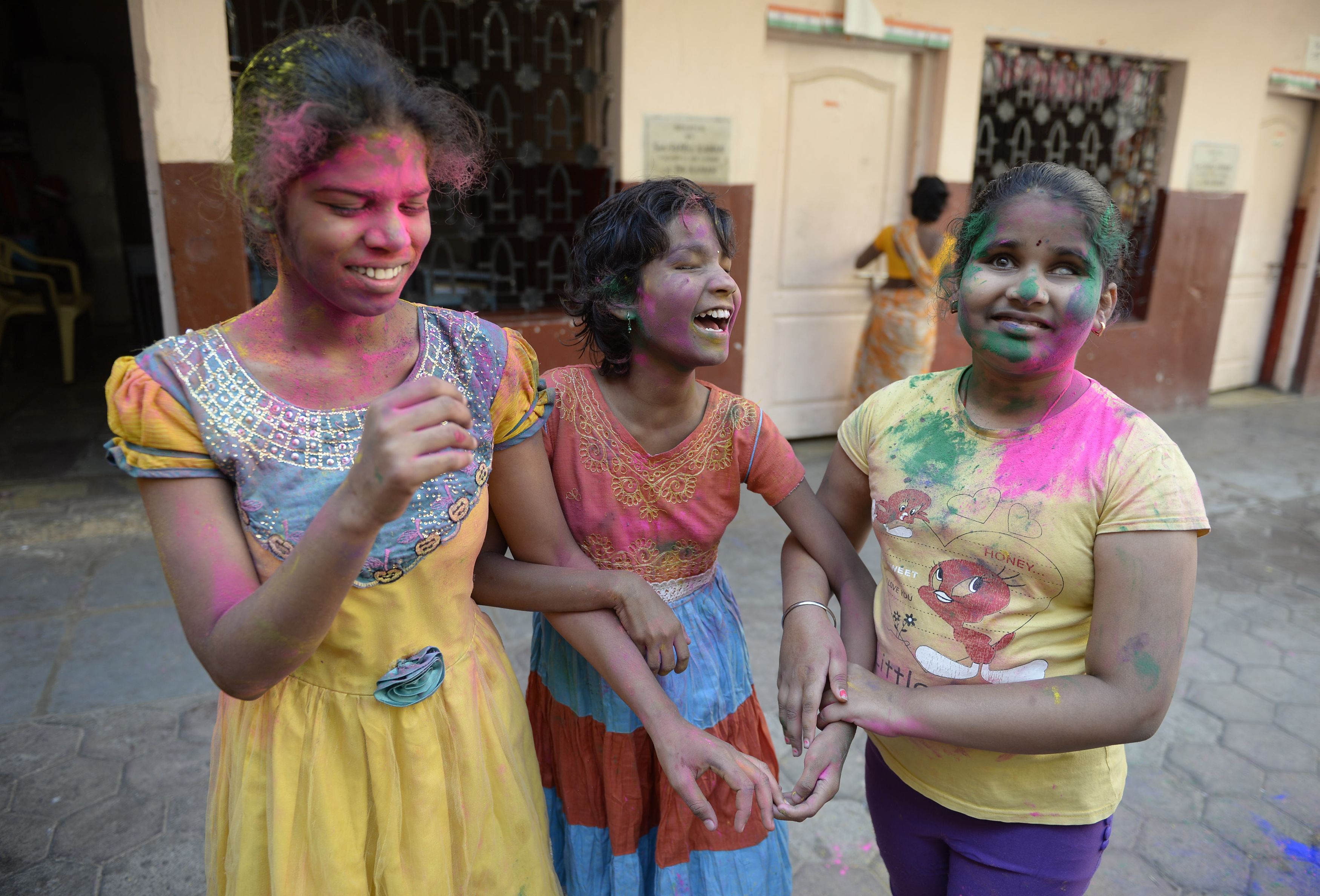 فتيات يحتفلون بأعياد الربيع فى الهند