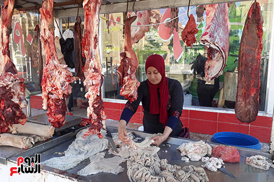 شيماء بعربتها أمام إحدى منافذ بيع اللحوم