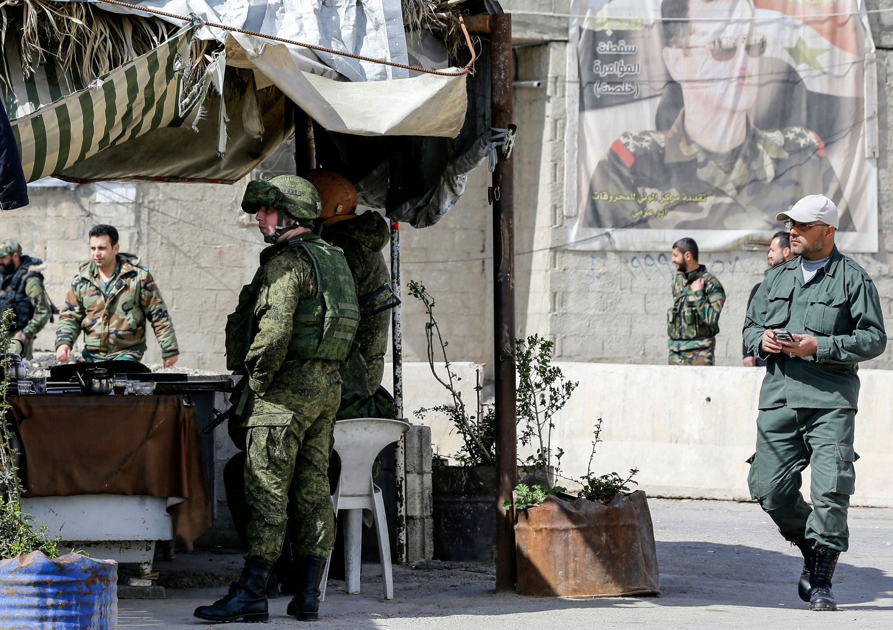 عناصر من الجيش الروسى فى مخيم الوافدين