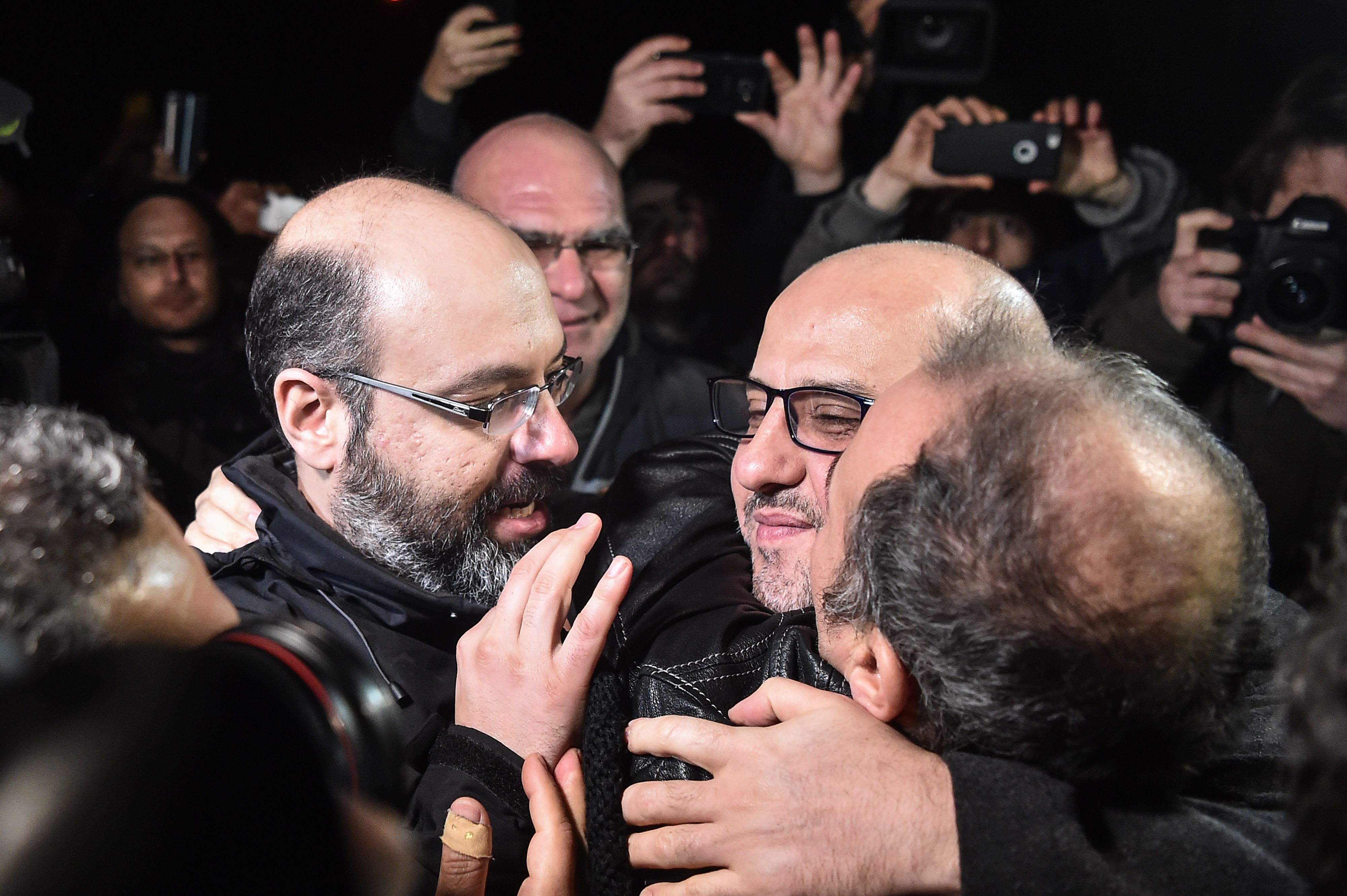 احتفالات بمناسبة اطلاق سراح صحفيين تركيين