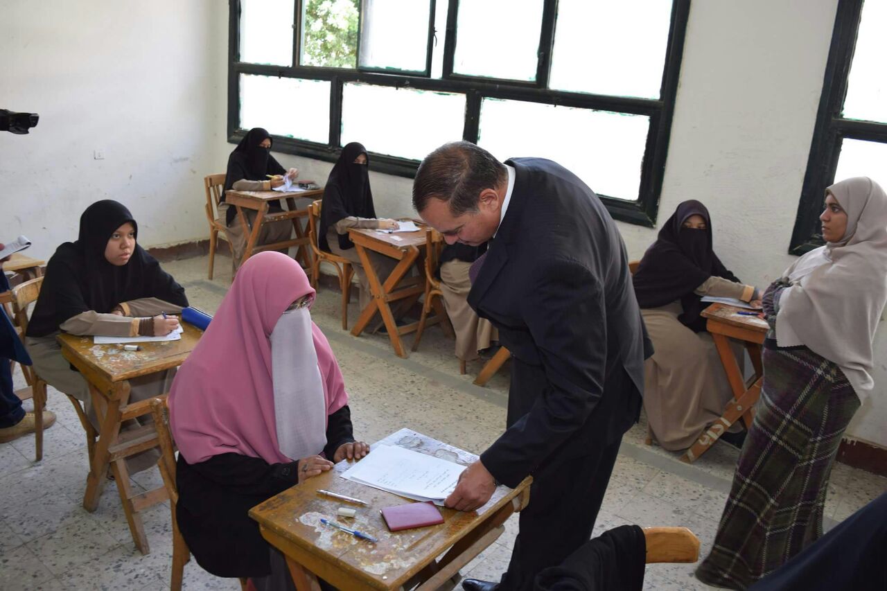 رئيس جامعة سوهاج يتفقد امتحانات لغير الناطقين باللغة العربية (4)