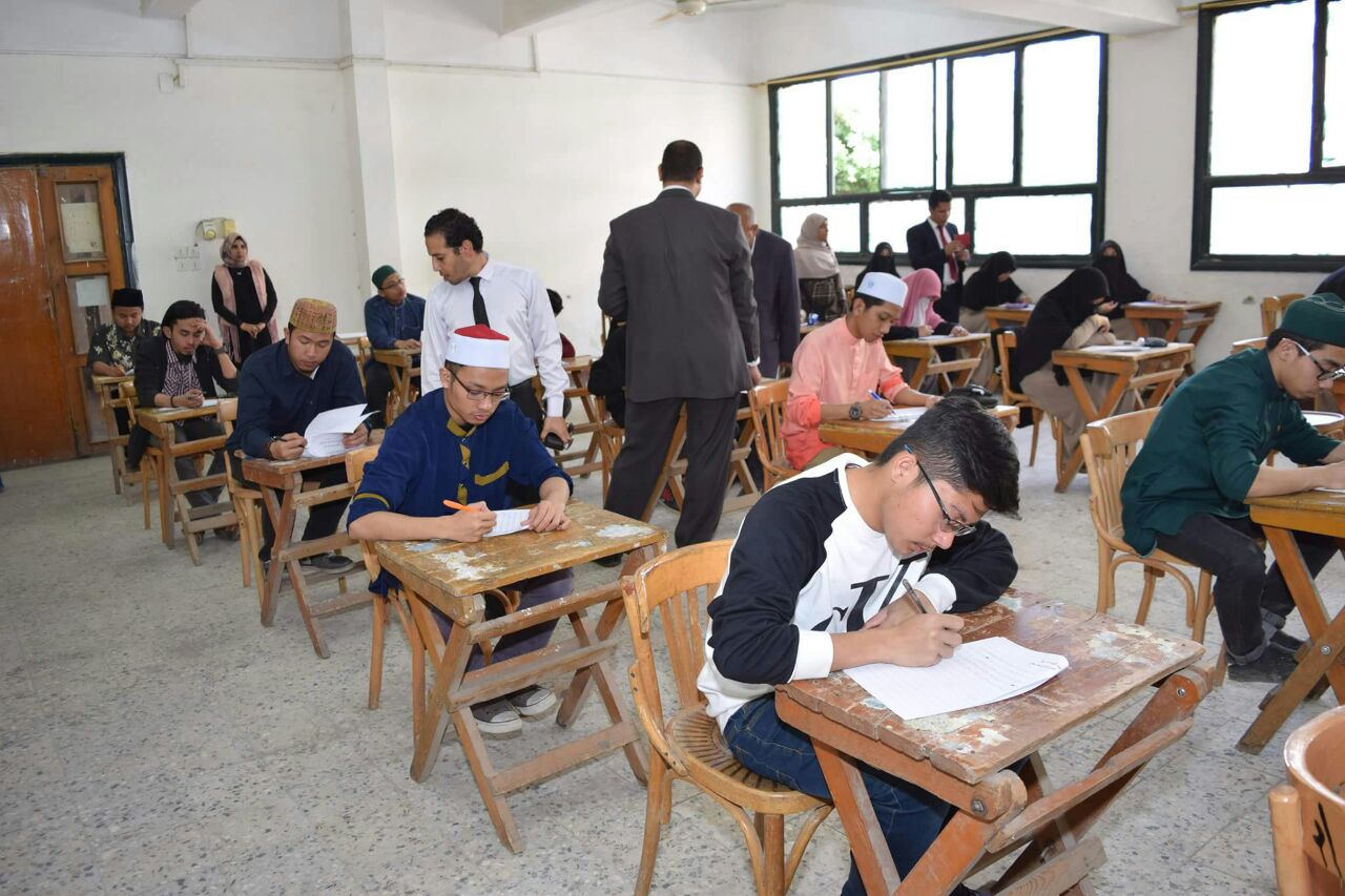 رئيس جامعة سوهاج يتفقد امتحانات لغير الناطقين باللغة العربية (6)