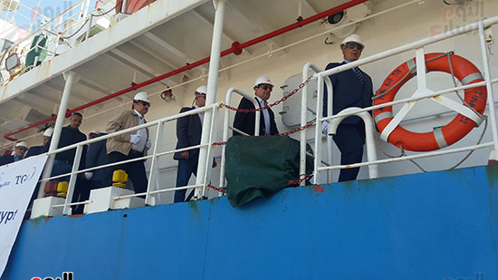  الوزير والمحافظ وقيادات البترول على  السفينة