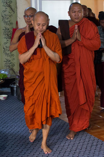 راهب بوذى متطرف يصل دير فى يانجون بميانمار