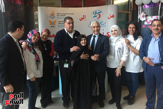 د. شريف أبو النجا يستقبل المتبرعين لمستشفى 25 يناير