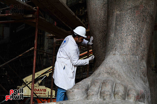 عمود مرنبتاح يستقر بجانب تمثال والده رمسيس الثانى بالمتحف الكبير (22)