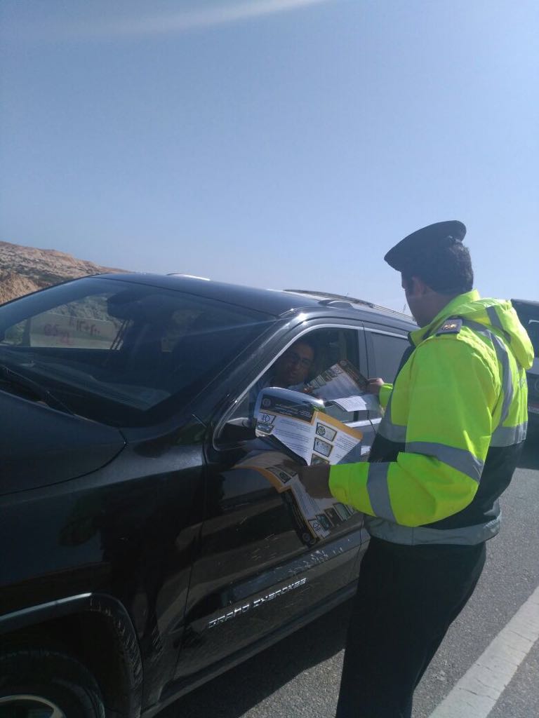 رجال المرور توزع كتيبات للتوعية على السائقين